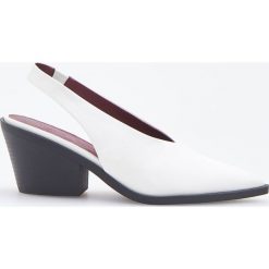 Czółenka na słupku - Biały. Czółenka damskie Reserved. Za 159.99 zł.