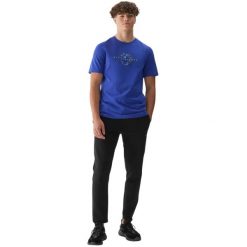 Koszulka męska 4F M2964 niebieska 4FWAW25TTSHM2964 33S ROZMIAR L. Niebieskie koszulki sportowe męskie 4f, l, bez wzorów, bez kołnierzyka, bez ramiączek, do piłki nożnej. Za 44.90 zł.