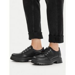 Półbuty Timberland. Czarne półbuty damskie Timberland, bez wzorów, bez obcasa, bez zapięcia. Za 450.99 zł.
