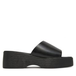 Klapki DeeZee. Czarne klapki damskie DeeZee, bez wzorów, bez obcasa. Za 119.99 zł.