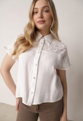 Biała Koszula z Wiskozy na Krótki Rękaw z Ażurowymi Wstawkami Kakara. Białe bluzki damskie Born2be, m, w ażurowe wzory, z jeansu, biznesowe, bez kołnierzyka, bez ramiączek. Za 79.99 zł.