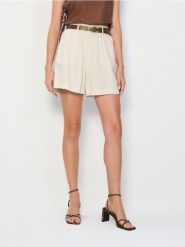 Szorty paperbag w stylu smart casual z paskiem - kremowy. Białe szorty damskie Sinsay, l, bez wzorów, z materiału, boho. Za 45.99 zł.