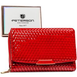 Czerwony, poziomy portfel damski ze skóry ekologicznej zamykany suwakiem i zatrzaskiem PTN 001-CUB Peterson. Czerwone portfele damskie Peterson, bez wzorów, z lakierowanej skóry. Za 69.99 zł.