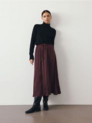Satynowa spódnica maxi - karminowy. Czerwone spódnice damskie Reserved, l, bez wzorów, z satyny, maxi, rozkloszowane. W wyprzedaży za 55.99 zł.