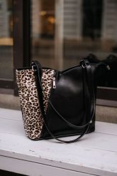 Shopperka skórzana DAN-A 706 czarna + j.pantera. Czarne torebki do ręki damskie DAN-A, bez wzorów, ze skóry, biznesowe, bez dodatków. Za 379.99 zł.