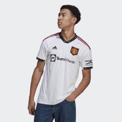 Manchester United 22/23 Away Jersey. Białe koszulki sportowe męskie Adidas, l, bez wzorów, z jersey, bez kołnierzyka, bez ramiączek, do piłki nożnej. Za 353.90 zł.