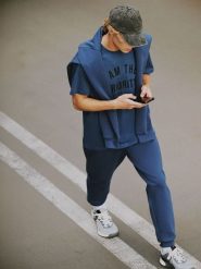 4F Spodnie dresowe joggery męskie - granatowe L. Niebieskie spodnie sportowe męskie 4f, l, bez wzorów, z dresówki, trekkingowe. Za 179.99 zł.