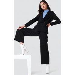 NA-KD Classic Dwurzędowa błyszcząca marynarka - Black. Żakiety damskie marki NA-KD Classic. Za 121.95 zł.