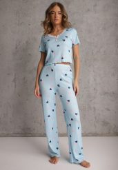 Niebieski Elastyczny Komplet Piżamowy w Serduszka Spodnie i Top Isle. Niebieskie piżamy damskie Renee, l, bez wzorów, z materiału, bez ramiączek. Za 74.99 zł.