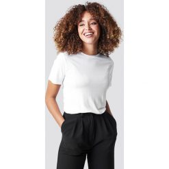 NA-KD Basic T-shirt basic z okrągłym dekoltem - White. T-shirty damskie marki NA-KD Basic. Za 52.95 zł.