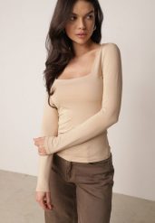 Beżowa Elastyczna Bluzka z Kwadratowym Dekoltem z Wiskozą Doriore. Brązowe bluzki damskie Born2be, l, bez wzorów, z jeansu, eleganckie, bez kołnierzyka, bez ramiączek. Za 89.99 zł.