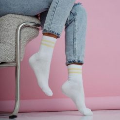 Białe skarpetki damskie dwa paski 1235 yl. Białe skarpety damskie Milena, bez wzorów, z bawełny. Za 16.90 zł.