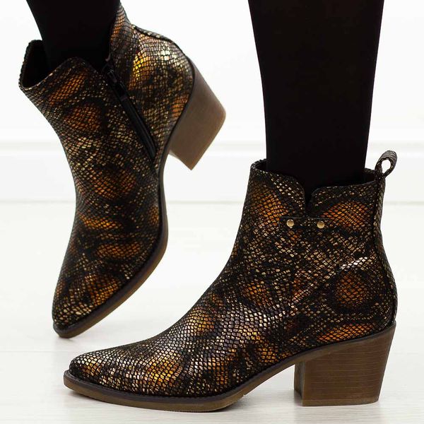 Czarne wąż kowbojki, botki damskie M.Daszyński Sa261-1. Czarne botki damskie M.Daszyński, na jesień, z jeansu, boho, bez obcasa, na obcasie, bez zapięcia. Za 199.00 zł.