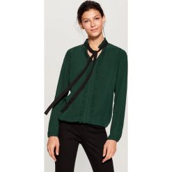 Koszula z kontrastowym wiązaniem - Khaki. Brązowe koszule damskie Mohito, z kontrastowym kołnierzykiem. W wyprzedaży za 49.99 zł.