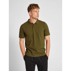 Stretchowa koszulka polo Hummel Red. Zielone koszulki polo męskie Hummel, m, bez wzorów, z bawełny, eleganckie, bez ramiączek. Za 147.50 zł.