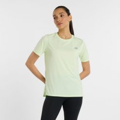 Koszulka damska New Balance WT41222MEW – miętowa. Zielone koszulki sportowe damskie New Balance, s, bez wzorów, z materiału, eleganckie, bez kołnierzyka. Za 99.99 zł.