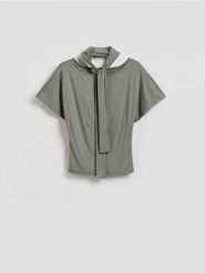 Bluzka z szalem - oliwkowy. Zielone bluzki damskie Reserved, l, bez wzorów, z dzianiny, bez kołnierzyka, bez ramiączek. Za 69.99 zł.