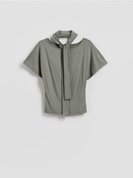 Bluzka z szalem - oliwkowy. Zielone bluzki damskie Reserved, l, bez wzorów, z dzianiny, bez kołnierzyka, bez ramiączek. W wyprzedaży za 39.99 zł.