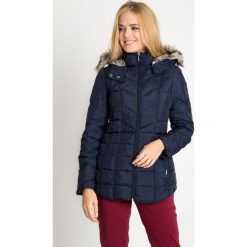 Granatowa taliowana kurtka z futerkiem QUIOSQUE. Kurtki damskie marki QUIOSQUE. W wyprzedaży za 199.99 zł.