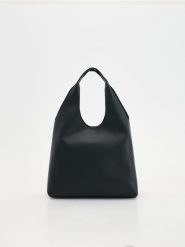 Torebka hobo - czarny. Czarne torebki shopper damskie Reserved, bez wzorów, ze skóry, bez dodatków. W wyprzedaży za 69.99 zł.
