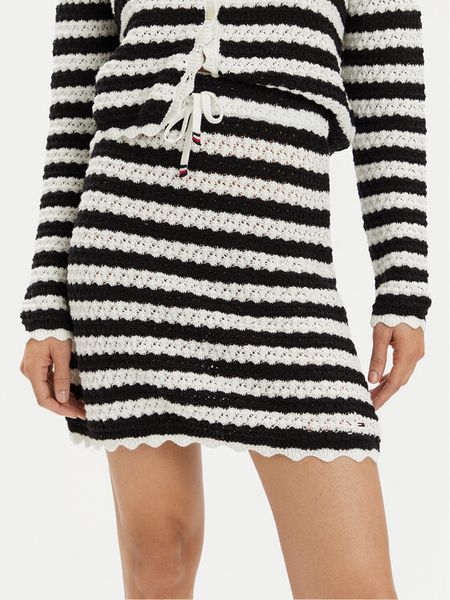 Tommy Jeans Spódnica ołówkowa DW0DW17961 Czarny Slim Fit. Czarne spódnice damskie Tommy Jeans, s, bez wzorów, z bawełny, ołówkowe. Za 209.99 zł.