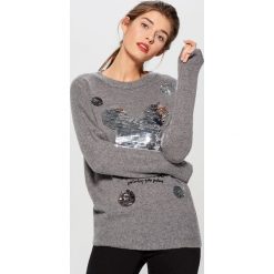 Sweter ze strukturalną aplikacją Mickey Mouse Special Collection - Szary. Szare swetry damskie Mohito. Za 129.99 zł.