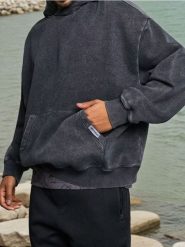 Bluza hoodie z efektem sprania - czarny. Czarne bluzy męskie Sinsay, l, bez wzorów, bez kaptura. Za 79.99 zł.