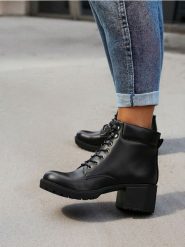 Botki na obcasie z imitacji skóry - czarny. Czarne botki damskie Sinsay, ze skóry, bez obcasa, na obcasie, bez zapięcia. Za 79.99 zł.