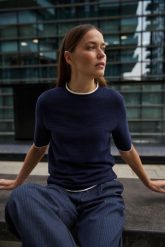 Sweter z krótkimi rękawami granatowy. Niebieskie swetry damskie MOODO, l, bez wzorów, z poliamidu, bez kołnierzyka, bez ramiączek, krótkie, bez kaptura. Za 99.99 zł.