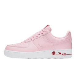 Buty do chodzenia dla dorosłych Air Force 1 Low Rose Pink. Czerwone obuwie sportowe damskie Nike, bez wzorów, ze skóry, trekkingowe, Nike Air Force. Za 1,676.41 zł.