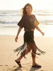 Bluzka z krótkim rękawem i nadrukiem na plecach - brązowy. Brązowe bluzki damskie Sinsay, l, bez wzorów, bez kołnierzyka, bez ramiączek. Za 39.99 zł.