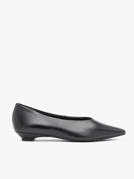 Czarne baleriny z noskiem w szpic. Czarne baleriny damskie Brawo sp. z o.o., bez wzorów, z gumy, eleganckie, bez obcasa, na płaskiej podeszwie. Za 399.99 zł.