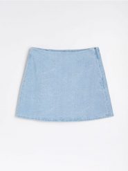 Jeansowa spódnica mini z haftowanymi kwiatami - niebieski. Niebieskie spódnice damskie Sinsay, bez wzorów, z jeansu, mini. Za 49.99 zł.