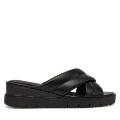 Klapki Tamaris. Czarne klapki damskie Tamaris, bez wzorów, bez obcasa. Za 189.99 zł.