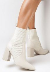 Beżowe Botki Jilleane. Brązowe botki damskie Born2be, prążkowane, eleganckie, ze szpiczastym noskiem, bez obcasa, na obcasie, bez zapięcia. Za 79.99 zł.