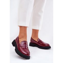 Mokasyny Damskie Lakierowane Ze Zdobieniem Bordowe czerwone. Czerwone mokasyny damskie z lakierowanej skóry, eleganckie. Za 139.80 zł.