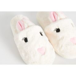 Kapcie - Biały. Kapcie damskie marki Sinsay. Za 24.99 zł.