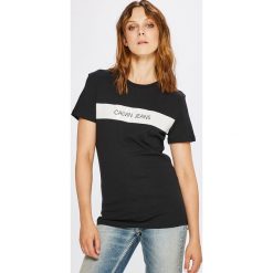 Calvin Klein Jeans - Top. Szare topy damskie Calvin Klein Jeans, z nadrukiem, z bawełny, z okrągłym kołnierzem, z krótkim rękawem. W wyprzedaży za 179.90 zł.
