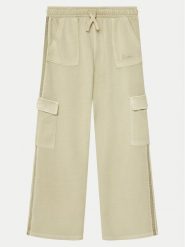 Guess Spodnie materiałowe J5RQ14 KAD74 Zielony Regular Fit. Zielone spodnie materiałowe dla dziewczynek Guess, z aplikacjami, z materiału. Za 159.99 zł.
