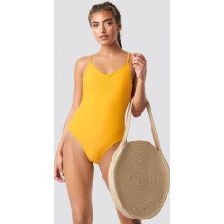 NA-KD Swimwear Kostium kąpielowy z marszczeniem - Yellow. Żółte kostiumy jednoczęściowe damskie NA-KD Swimwear. Za 121.95 zł.