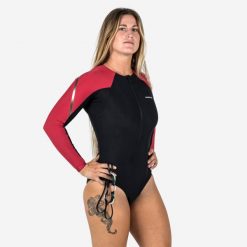 Strój jednoczęściowy pływacki damski Nabaiji Kamy Long długi rękaw. Czarne kostiumy jednoczęściowe damskie Decathlon, s, bez wzorów, z materiału, na fitness i siłownię. Za 149.99 zł.
