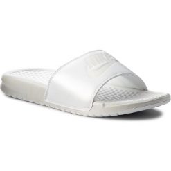 Klapki NIKE - Benassi Jdi Metallic Qs AA4149 100 Mtlc Summit Wht/Summit White. Klapki damskie marki Nike. W wyprzedaży za 129.00 zł.