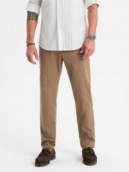 Męskie spodnie chino REGULAR FIT z delikatną strukturą – ciemnobeżowe V2 - Rozmiar: M. Brązowe spodnie materiałowe męskie Ombre Clothing, m, bez wzorów, z bawełny, klasyczne. Za 339.99 zł.