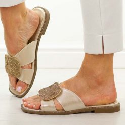 Złote klapki damskie Potocki 43344. Żółte klapki damskie POTOCKI, z aplikacjami, z materiału, casualowe, bez obcasa, na płaskiej podeszwie. Za 139.00 zł.