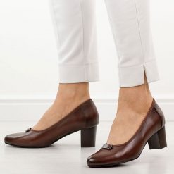 Brązowe czółenka damskie na słupku Vinceza 58622. Brązowe czółenka damskie VINCEZA, bez wzorów, ze skóry, biznesowe, bez obcasa, na słupku, bez zapięcia. Za 169.00 zł.
