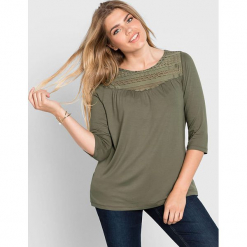 Koszulka w kolorze khaki. Brązowe t-shirty damskie Sheego, w koronkowe wzory, z koronki, z okrągłym kołnierzem. W wyprzedaży za 56.95 zł.