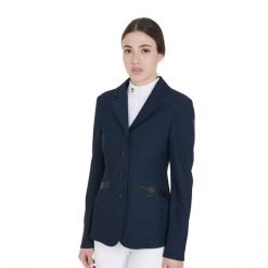 Damska perforowana marynarka konkursowa z czterema guzikami. Niebieskie żakiety damskie EQUESTRO, xs, bez wzorów, z nylonu, eleganckie. Za 408.50 zł.