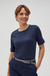 Gładki t-shirt z podwijanymi rękawami granatowy. Niebieskie bluzki damskie MOODO, bez wzorów, z bawełny, bez kołnierzyka. Za 49.99 zł.