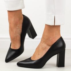 Czarne pu czółenka damskie na słupku Sergio Leone Pb216. Czarne czółenka damskie Sergio Leone, bez wzorów, ze skóry, eleganckie, bez obcasa, na słupku, bez zapięcia. Za 159.00 zł.