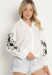 Biała Bawełniana Koszula Oversize z Kwiatowymi Aplikacjami Fadella. Białe bluzki damskie Born2be, s, z aplikacjami, z bawełny, eleganckie, bez kołnierzyka, bez ramiączek. Za 84.99 zł.